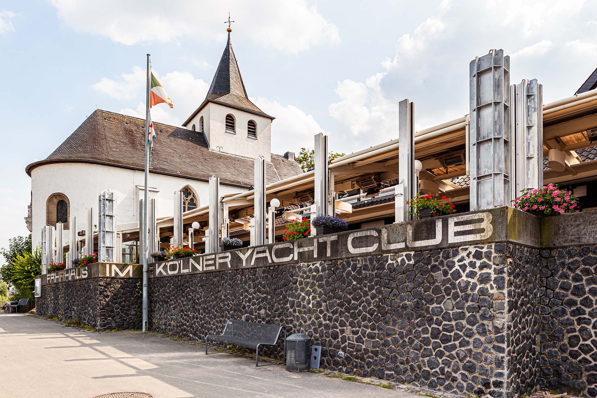 Fährhaus im Kölner Yachtclub mit historischer Kirche und Rheinterrasse